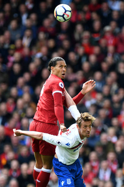 背后多重因 背后多重因